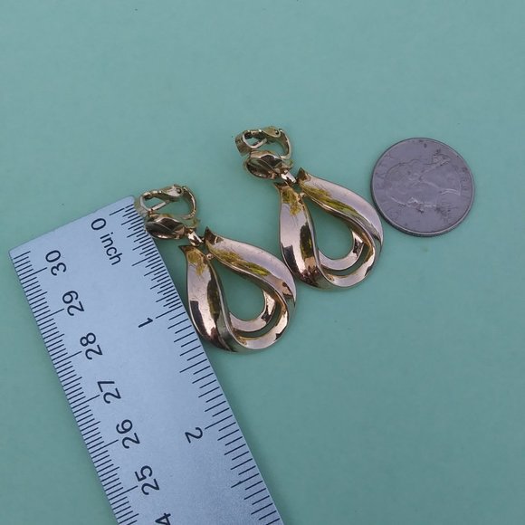 Vintage Crown Trifari gold tone clip dangle earrings - Picture 11 of 16